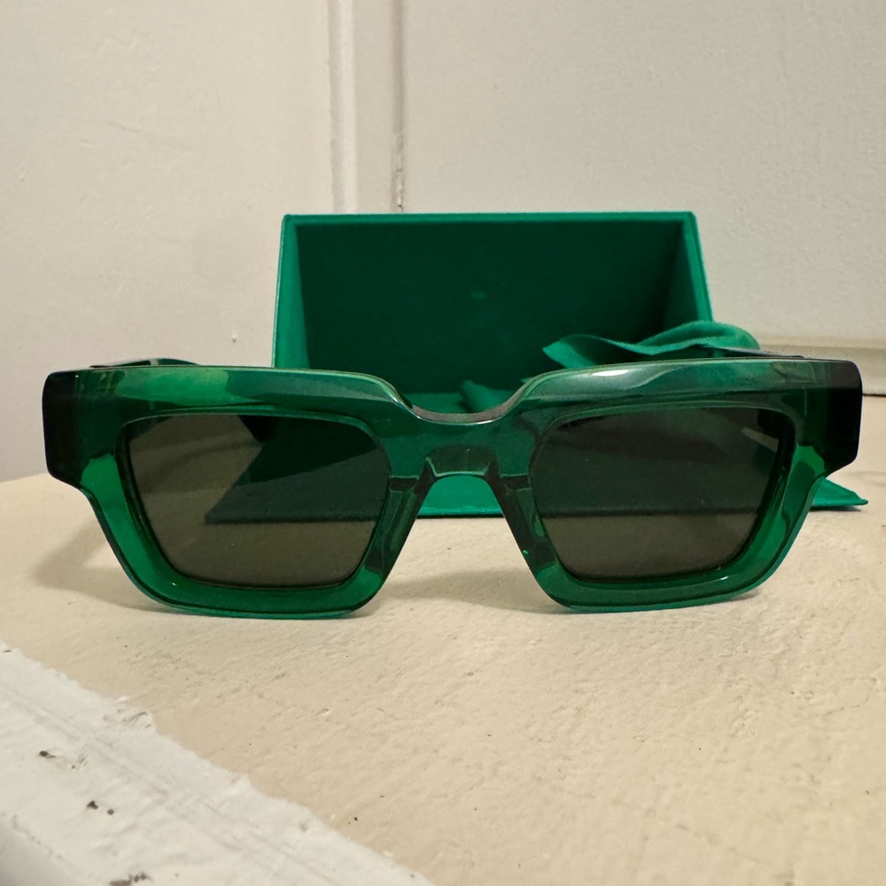 Bottega Veneta Bold Green Sunglasses with Gold Details - Picture 3 of 8